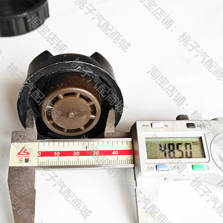 Suitable for Dongfeng Tianlong Hercules Tianjin Auxiliary Water Tank Small Cover Coolant Plastic Cover Expansion Screw Water Kettle Cover