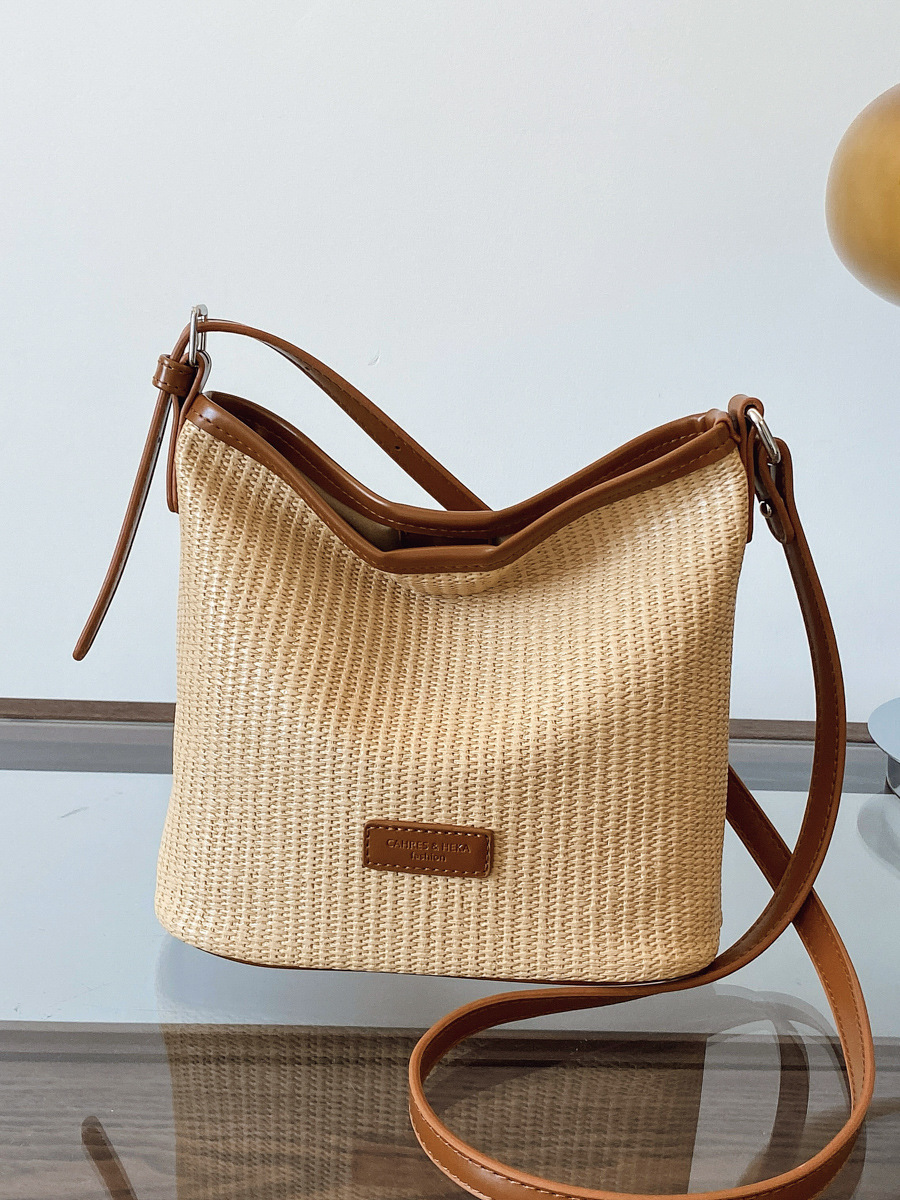 Verano nuevo estilo 2025 commuter vacaciones viento cubo bolso de hombro de estilo occidental de moda femenina bolso de mensajero de alta gama de nicho