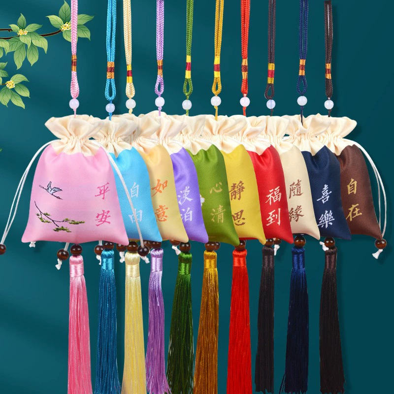 Оптовые винтажные вышитые мешочки-саше, подарочные пакеты, подвески для автомобиля, ретро-мешочки с молитвенными кисточками на шнурке.