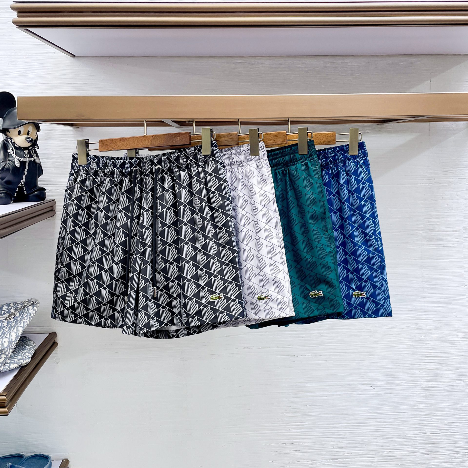 Men's fashionable and casual beach shorts, embroidered, suitable for sports, fitness, running, beach, and hot springs, quick-drying, sold individually