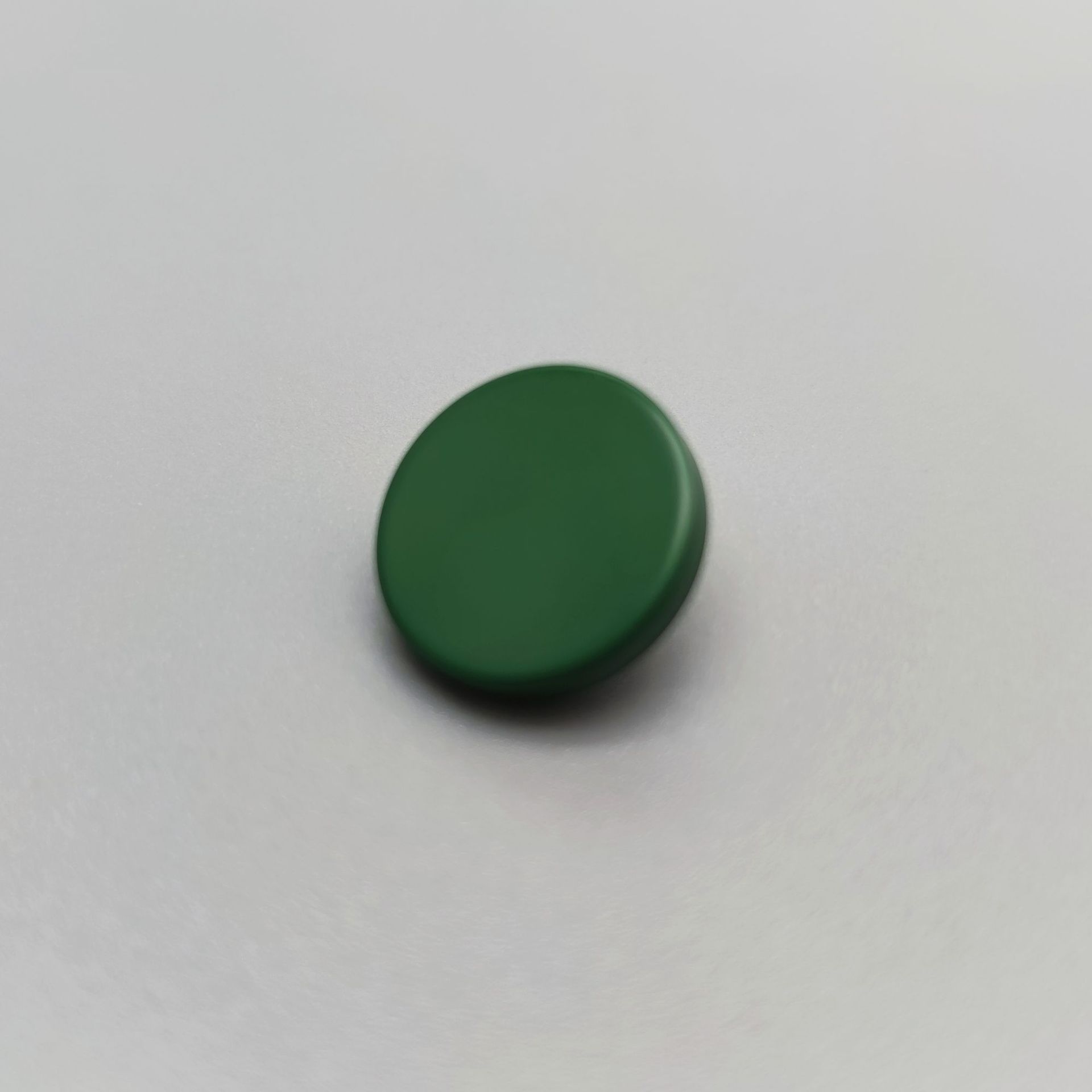 Venta al por mayor de fábrica de metal botón a presión color pintura en aerosol botón plano abrigo de algodón acolchado abajo chaqueta botón