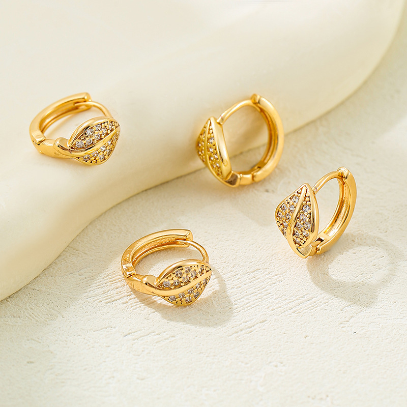 Aretes de moda europeos y estadounidenses, aretes de estilo de moda de alta calidad, aretes de hoja de diamantes de lujo para mujeres.