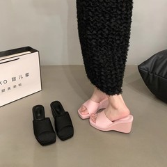 高定版 ~ 韓国版のスリッパの女性夏の外は小さい大衆のビスケットの底の冷たいスリッパの黒色の厚い底を着てサンダルを高く上げます。