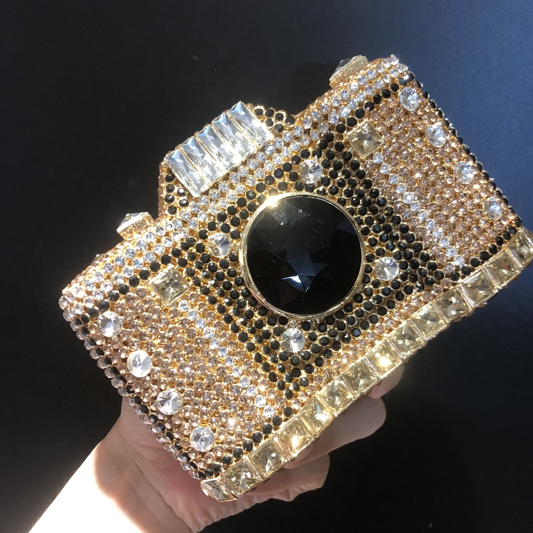 Seleccione estrictamente la nueva cámara de diamantes bolsas de cena de hardware niñas bolsas de hombro de banquete europeas y estadounidenses bolsas de diamantes de mano