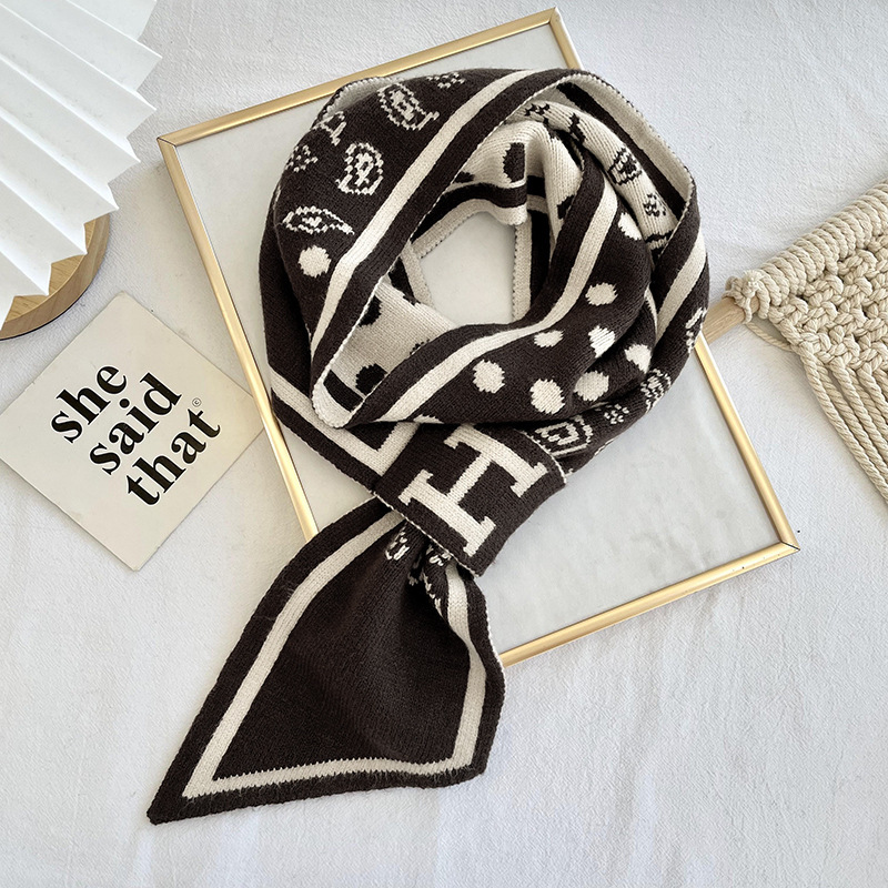 Patrón de bufandas cruzadas personalizadas material opcional de punto perforación bufandas de orejas perezosas fábrica de fuente personalizada