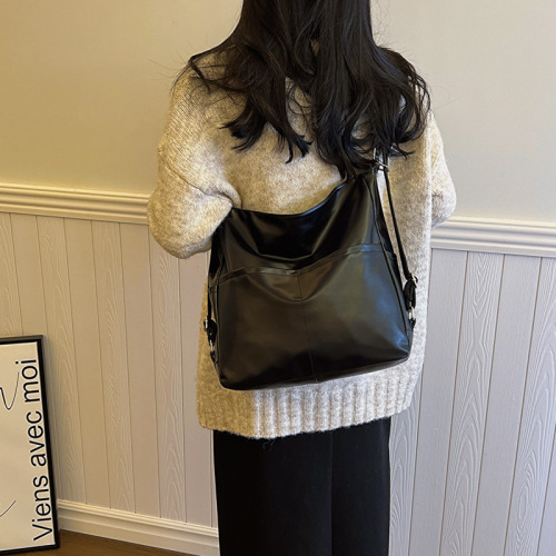 This year's popular college student armpit bag is simple and fashionable large-capacity tote bag for women  winter new shoulder bag