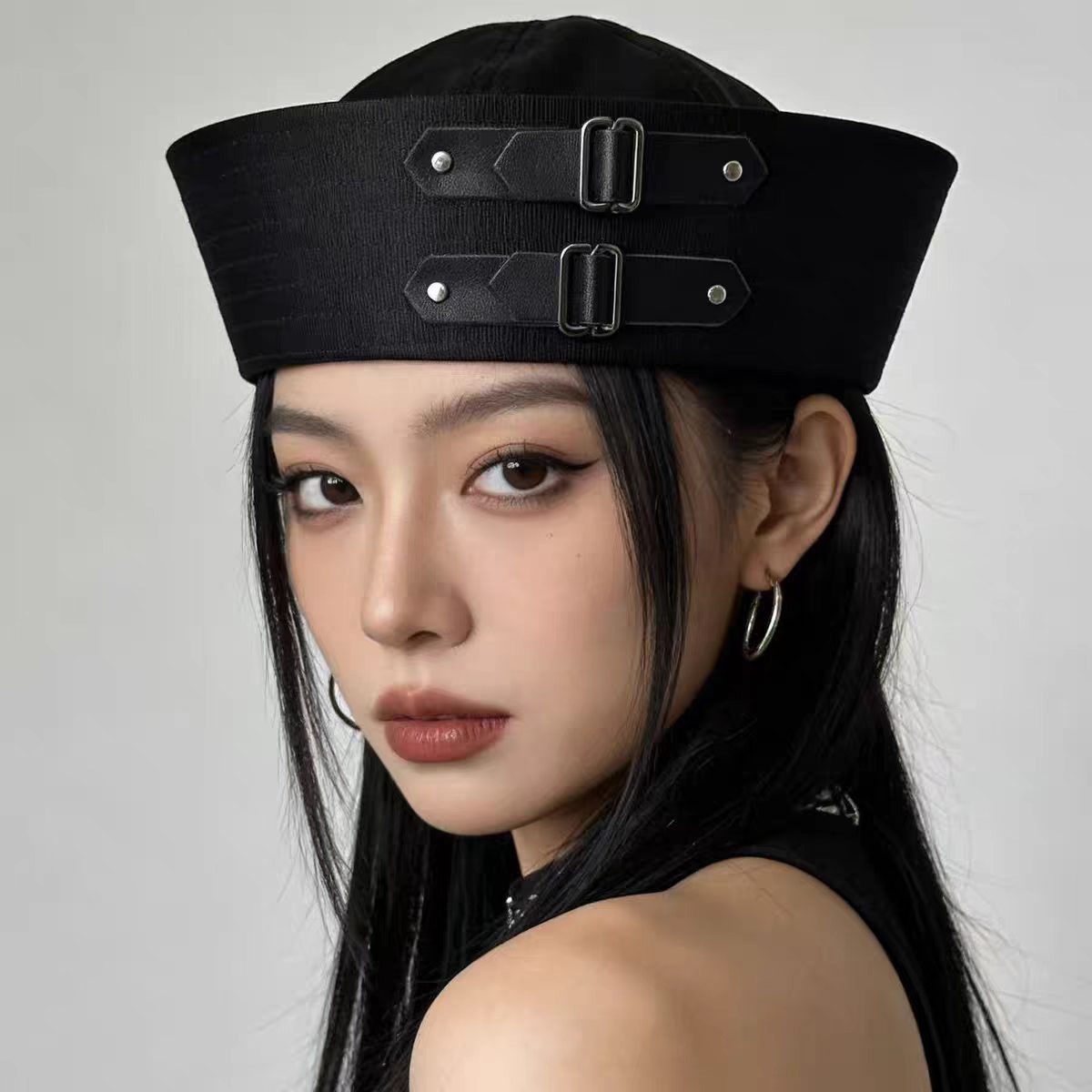 검정색 버클 세일러 모자