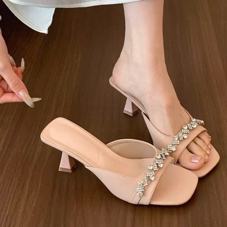 Modas de estilo universal de tacones franceses de tacones altos de verano 2026 con falda de diamante de agua zapatillas para mujeres
