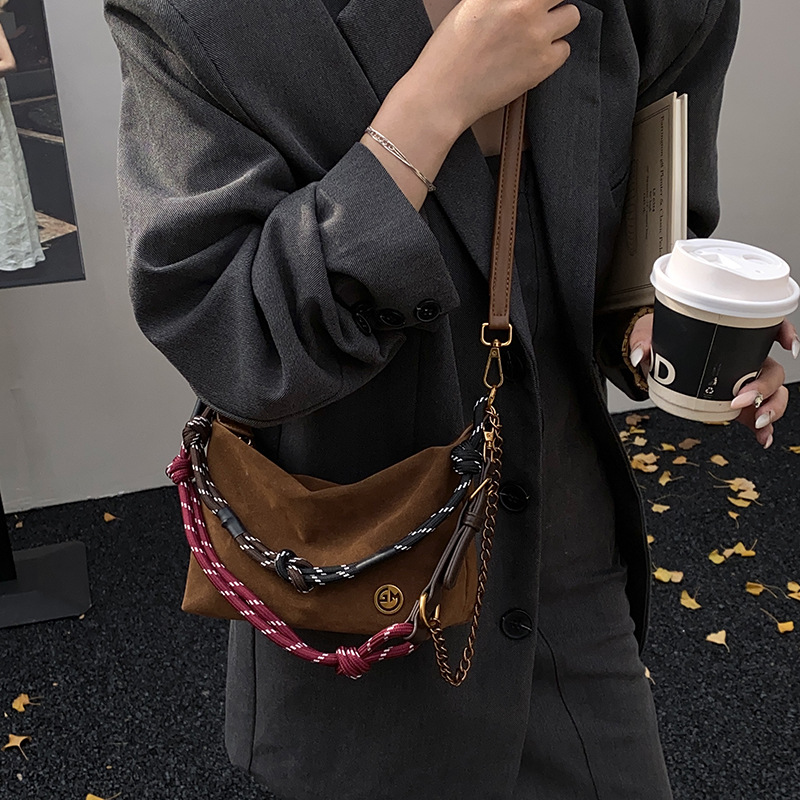 2025 invierno nuevo estilo de transporte exterior versátil bolso de brazo portátil de alta calidad bolso de hombro de lana suave bolso de mochila