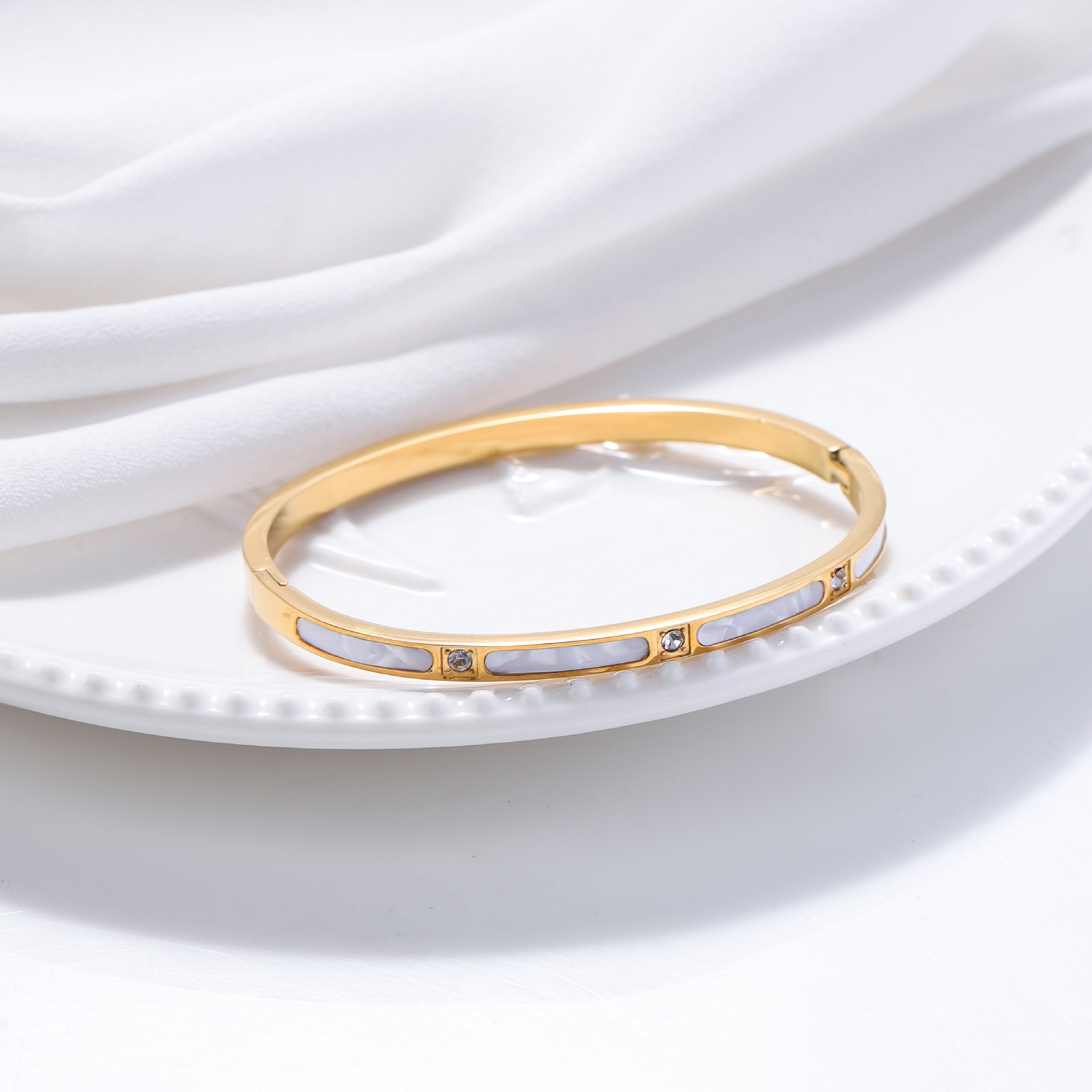 Pulsera de titanio y acero para mujer, diseño moderno y sencillo, pulsera de lujo que no se desvanece, venta al por mayor en stock.