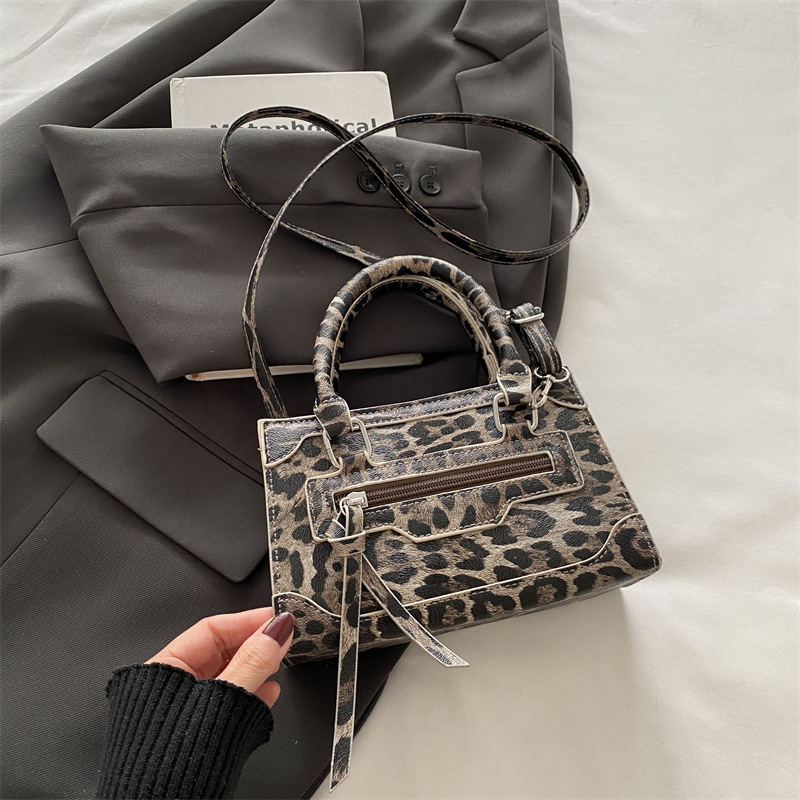 Bolso de moda leopardo en línea 2024 nuevo bolso de invierno pequeño bolso de invierno de mujer universal nicho bolso de mano
