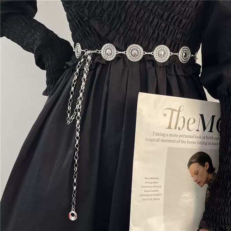蝶の金属の腰のチェーンの女性は腰を収めてやせています。|undefined