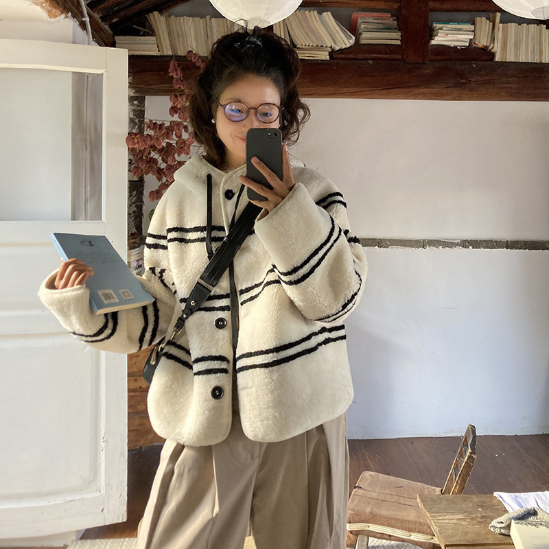 50Erli Brand "Snow New Year" Merino Natural Fur Integrated Leather and Fur Product, Age-Reducing Stripes, Original Ecological Design 50Erli Brand "Snow New Year" Merino Natural Fur Integrated Leather and Fur Product, Age-Reducing Stripes, Original Ecological Design