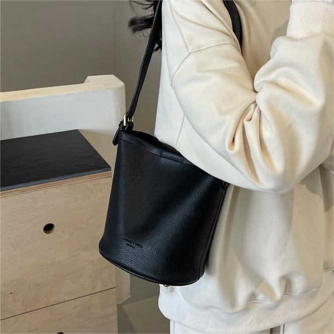 Nicho de diseño bolso casual damas primavera y verano 2024 nuevo estilo de moda mochila de transporte de alta calidad bolso de cubo de textura