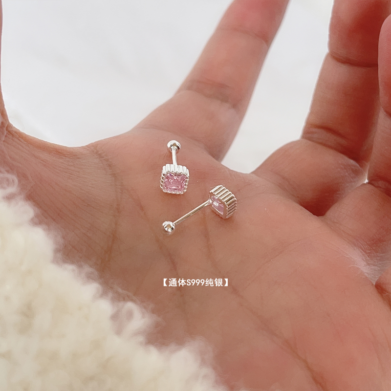 ピンクの小さなスクエアダイヤモンドイヤリング、シンプル、コンパクト、ミニかわいいイヤリング、女性のための新しい甘くて絶妙なイヤリング 2025 新しいスタイル|undefined