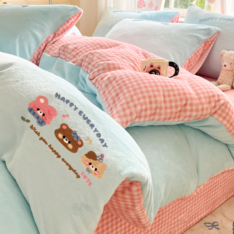 Cama de toalla lindo bordada de seda de leche con cuatro piezas, ropa de cama de seda de invierno, sábanas de coral con tres piezas