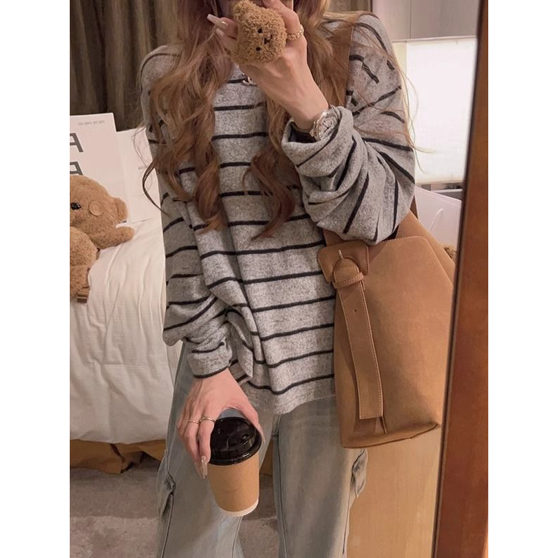 Light Gray Stripesd Long-Sleeved Brushed Inner T-Shirt for Women in Autumn, Lazy Style, Loose Thickeneded Bottoming Shirt for Autumn and Winter Light Gray Stripesd Long-Sleeved Brushed Inner T-Shirt for Women in Autumn, Lazy Style, Loose Thickeneded Bottoming Shirt for Autumn and Winter