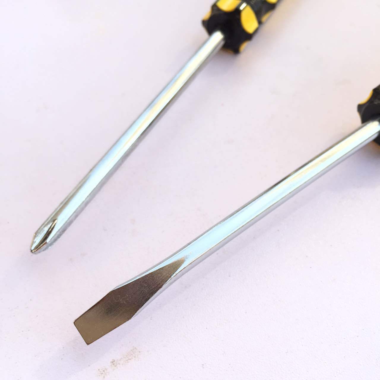 Amarillo y negro mango destornillador color mango una palabra cruz tornillo destornillador tornillo de hardware general