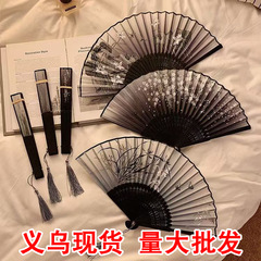 夏の黒い竹の扇子の女性は古風な漢服の時代劇のダンスの新しい中国風の折り畳みの小さい扇子を携帯します。