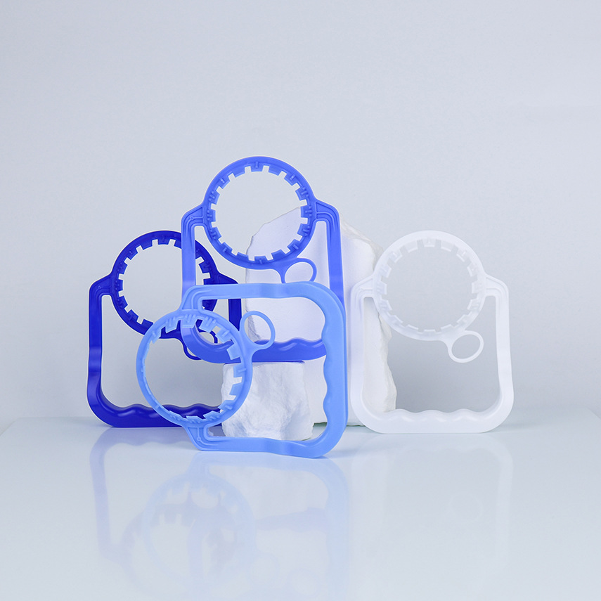 Fábrica de fuente al por mayor botella de agua potable desechable mango de plástico 55 calibre botella de bebidas PE mango