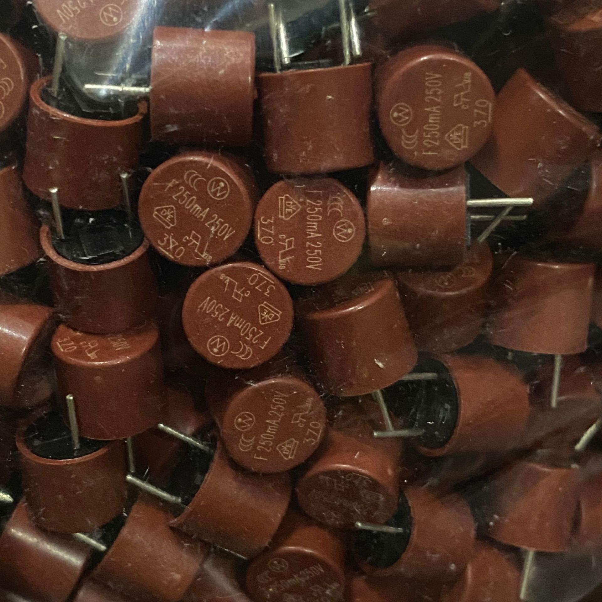 力特37002500410带引线的保险丝— 通孔型 250V IEC SL .250A TR5