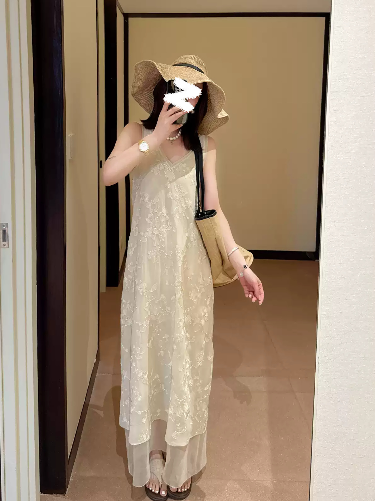 Đầm maxi nữ thêu hoa cổ V dáng suông tay không — Trắng Champagne Siêu Nhạt