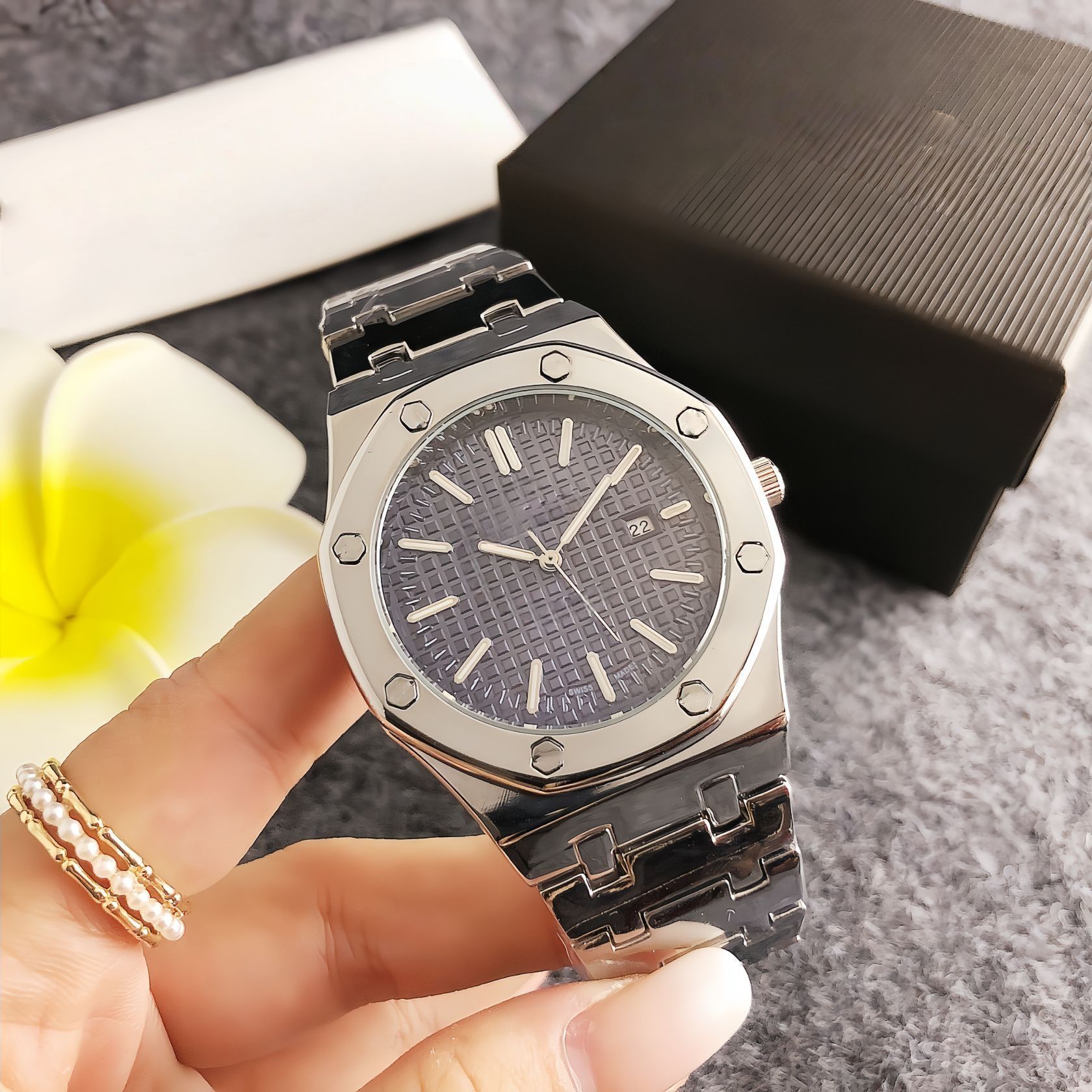 Watch New Foreign Trade Exquisite High-End Women's Watch New Fashion Retro Simple Quartz Watch Dropshipping