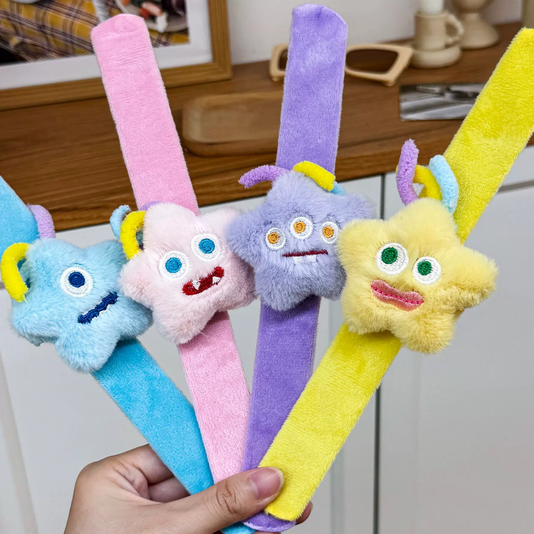 卡通大眼怪啪啪圈高颜值手腕公仔玩偶儿童可爱毛绒星星手环小礼品