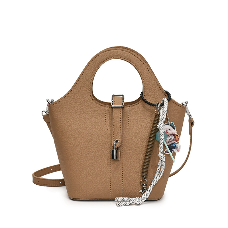 Comercio exterior explosivo bolso de cubo de mano 2025 nuevo estilo de moda universal bolso de hombro de nicho diseño de alta sensación bolso de mochila