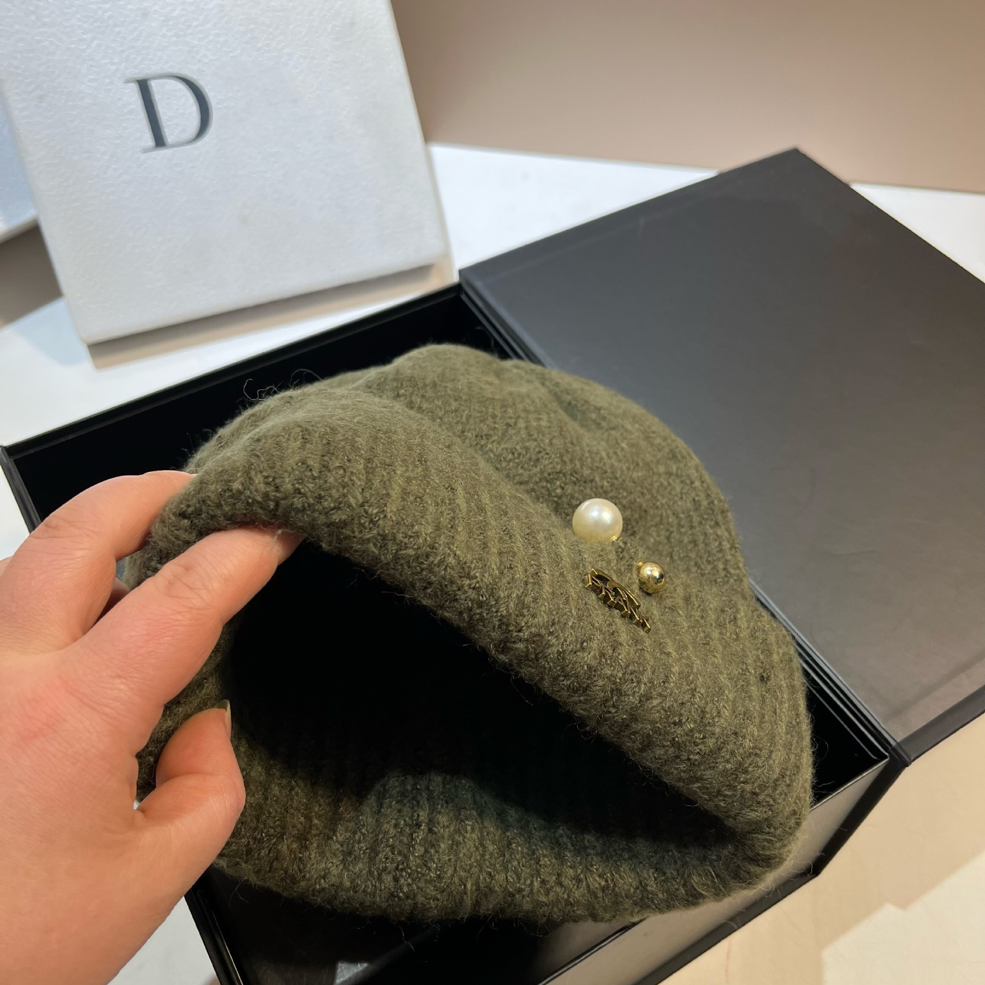 Version coréenne du nouveau bonnet tricoté en laine mélangée chaude d'hiver Xiaoxiangfeng Pearl, bonnet à orteils à la mode et doux_voghion.com