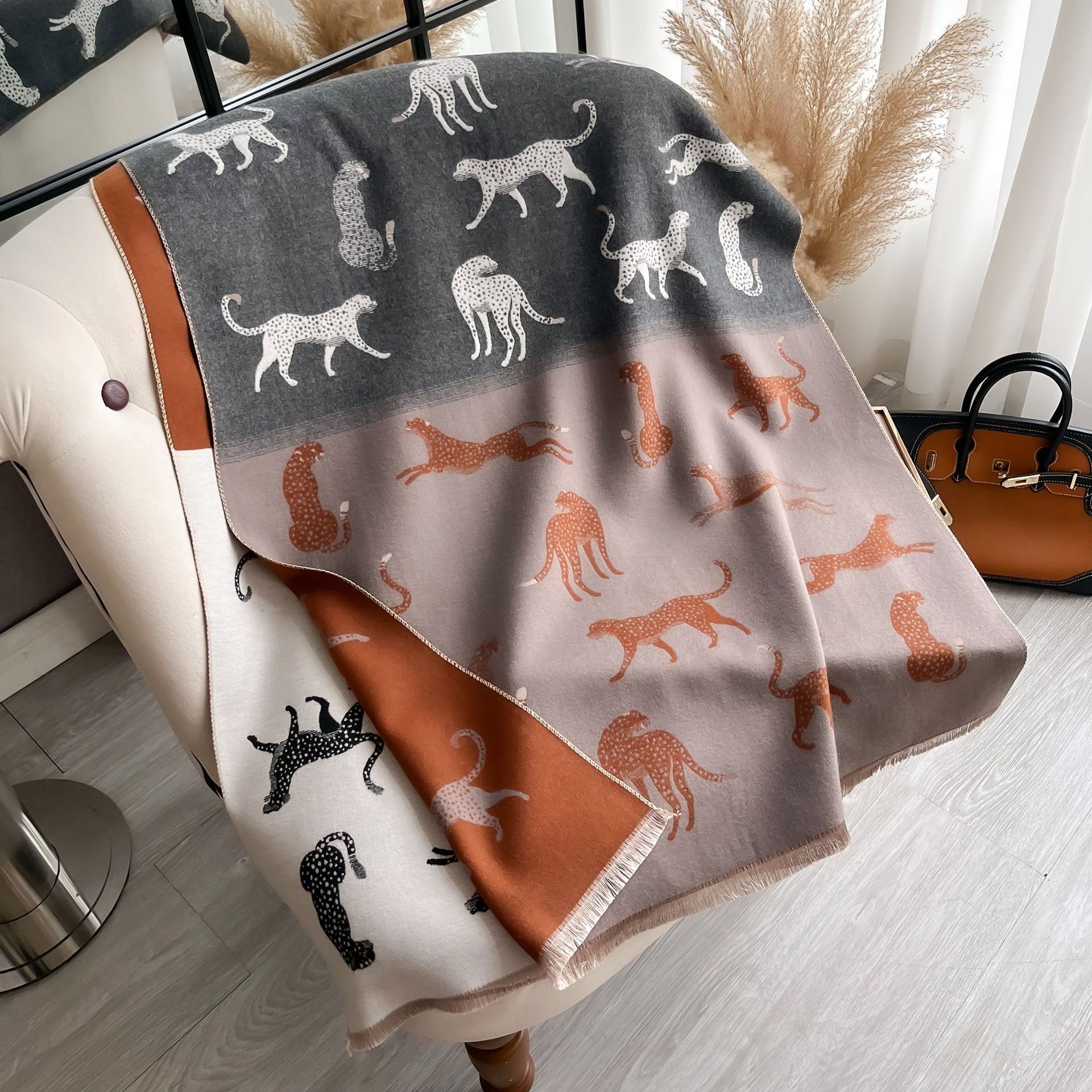 Coreana de dibujos animados de color leopardo largo engrosado bufandas cálidas mujeres retro invierno invierno imitación chal de cashmere