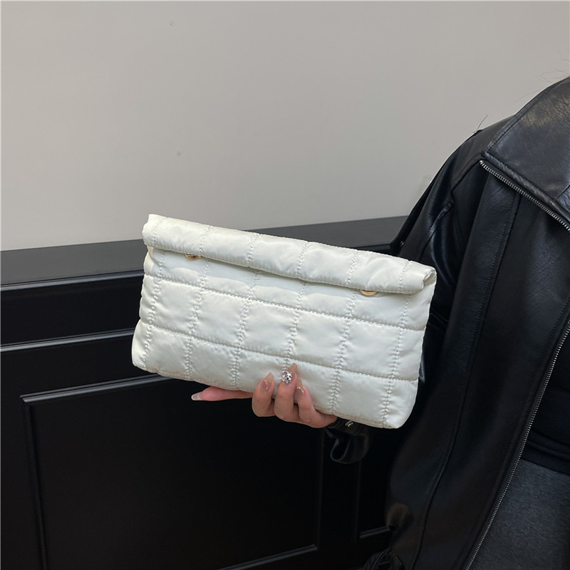 Simples paquetes de cena coreanos de color sólido de estilo extranjero para mujeres de alto nivel temperamento personalidad de fiesta bolsa de mano