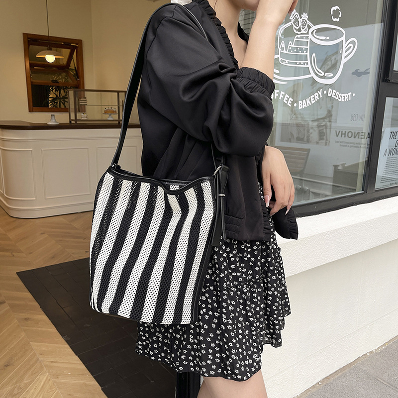 Bolso de cubo popular de este año 2025 nuevo bolso de niño y mujer bolso de color de contraste a rayas bolso de hombro de malla de gran capacidad