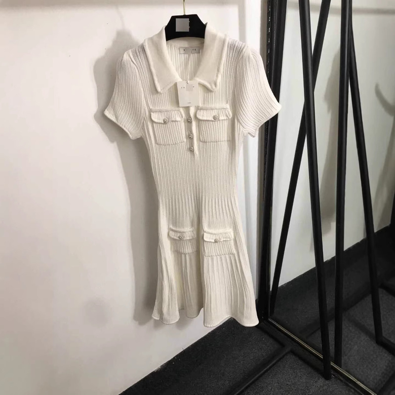 Nanyou's New Style: Luxurious and Elegant Diamond-Embellished Pearl Flower Button Turn-Down Collar Waist-Cinching Slim-Fit Knit Short-Sleeve Dress Nanyou's New Style: Luxurious and Elegant Diamond-Embellished Pearl Flower Button Turn-Down Collar Waist-Cinching Slim-Fit Knit Short-Sleeve Dress
