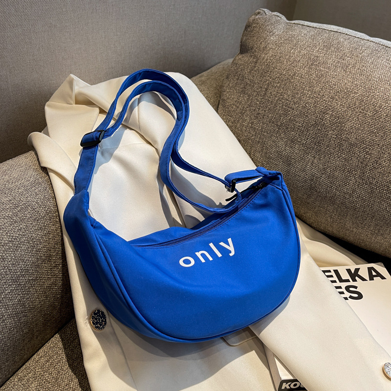 2022 nuevo bolso de las mujeres de alta calidad de moda todo partido hombro bolsa de mensajero popular estilo occidental nylon dumpling pequeña bolsa de moda