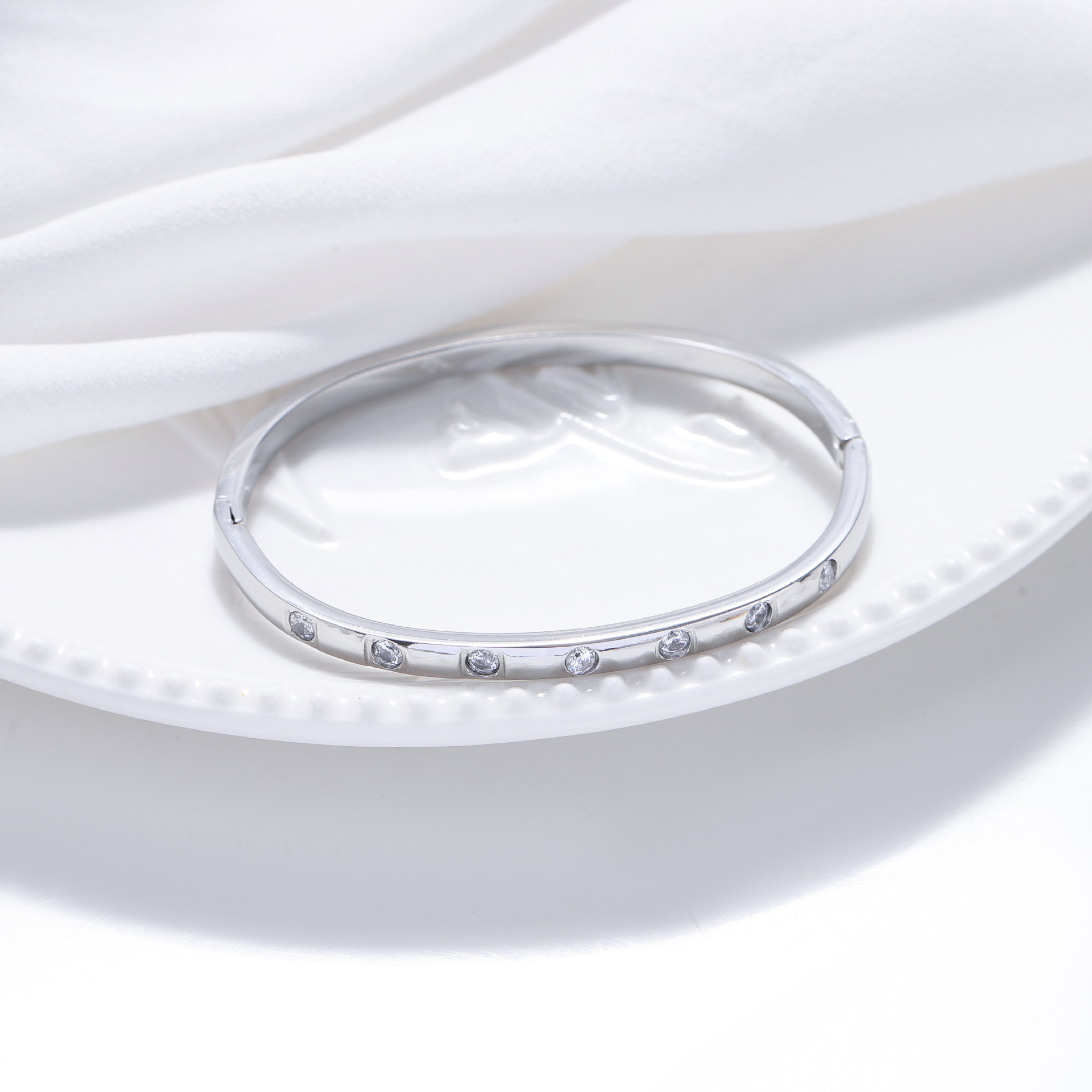 Pulsera de titanio y acero para mujer, diseño moderno y sencillo, pulsera de lujo que no se desvanece, venta al por mayor en stock.