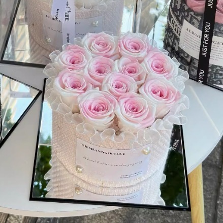 プリザーブドフラワー ローズ 小香風 ハグバケツ 完成品 花束 バレンタインデー クリエイティブギフト 高級感 プリザーブドフラワー オーナメント|undefined