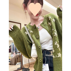 春と秋の緑のフックの花のニットの上着のレトロで柔らかいモチモチとした刺繍がゆったりしています。