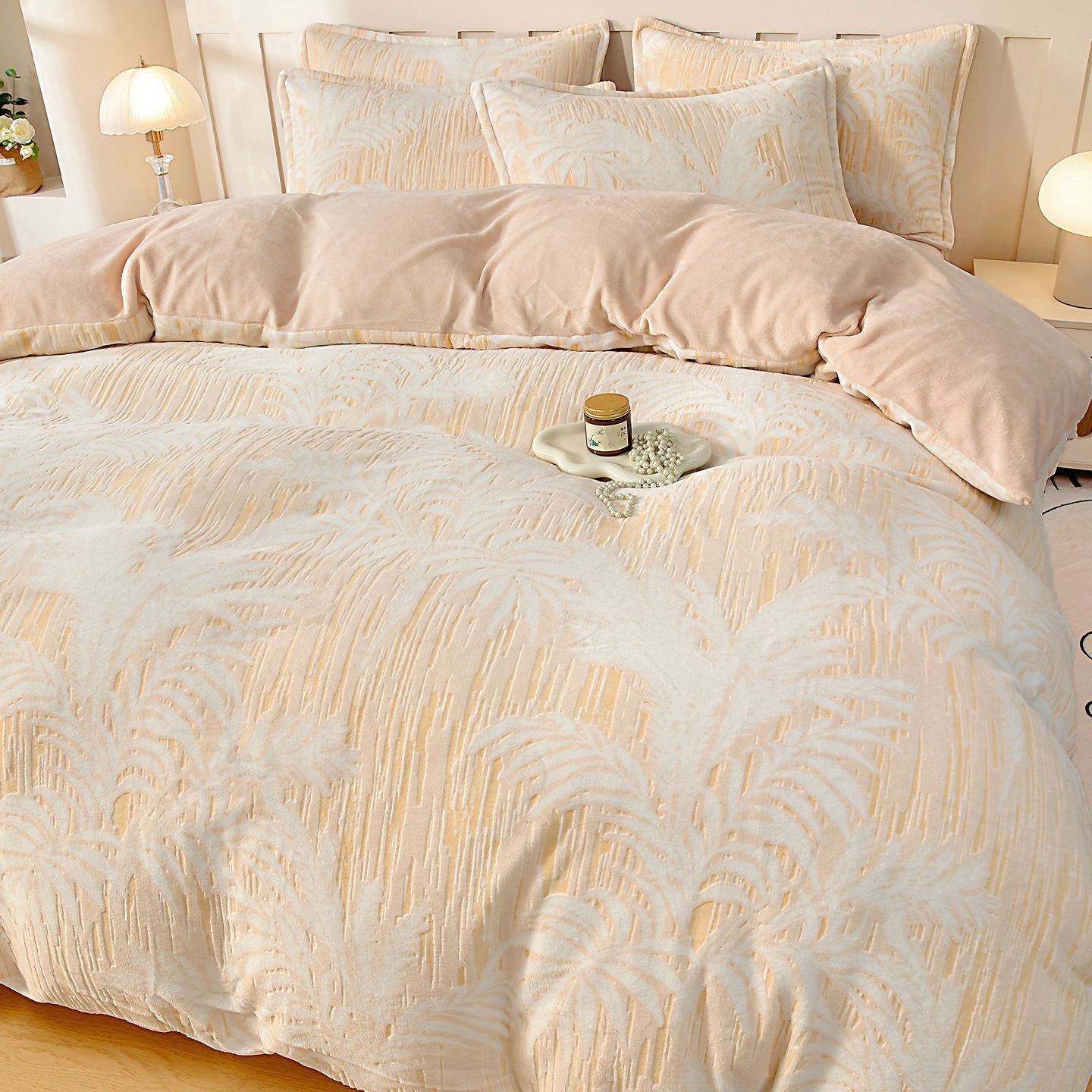 Cama de invierno con cuatro piezas de seda de leche tallado con brida gruesa sábanas de coral cubierta de seda de tres piezas