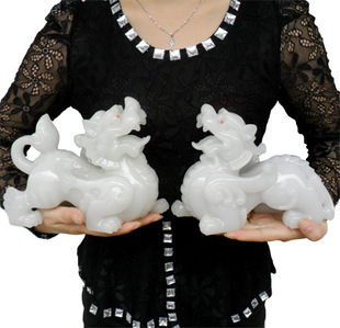 White Jade Pixiu Ornaments Feng Shui Large Pair of Imitation Jade Leather Break Crafts Living Room New House Wine Cabinet Decorations Xu Ao