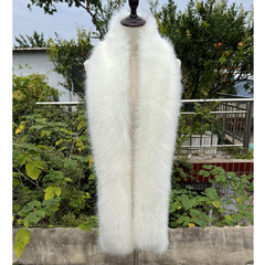キツネの毛のマフラーの皮草をまねて、タヌキの毛の長いマフラーの保温の毛のマフラーをまねて、女性の冬の欧米を囲みます。
