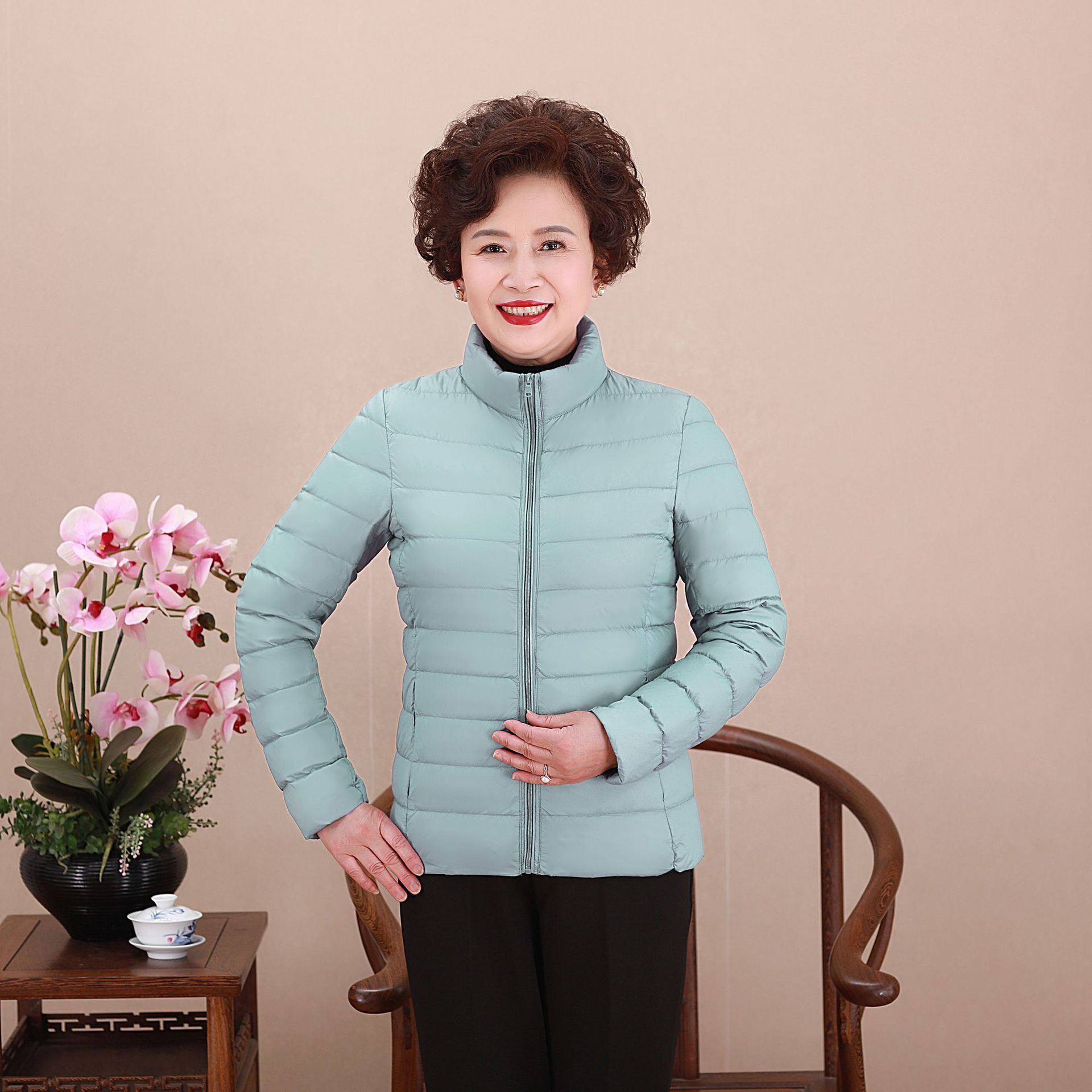 Chaqueta de pluma transfronteriza ligera y delgada nueva dama de mediana edad madres con chaqueta corta con capuzas más grasa MM gruesa