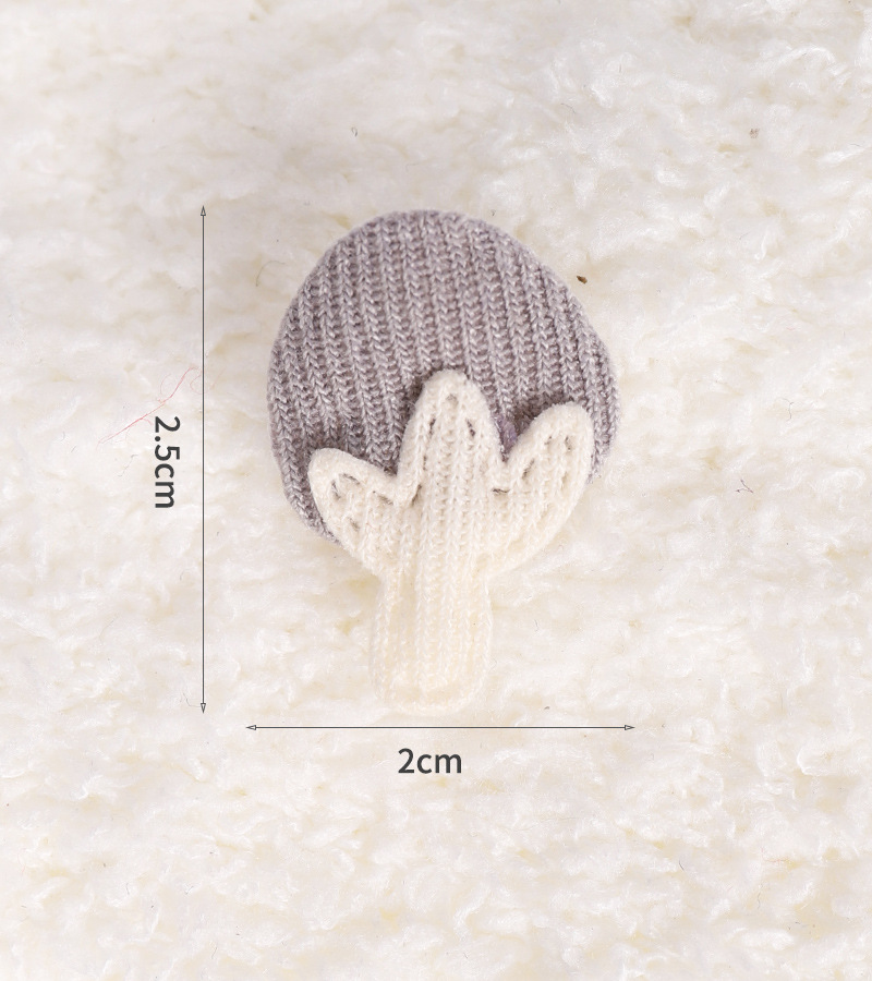 회색 작은 딸기