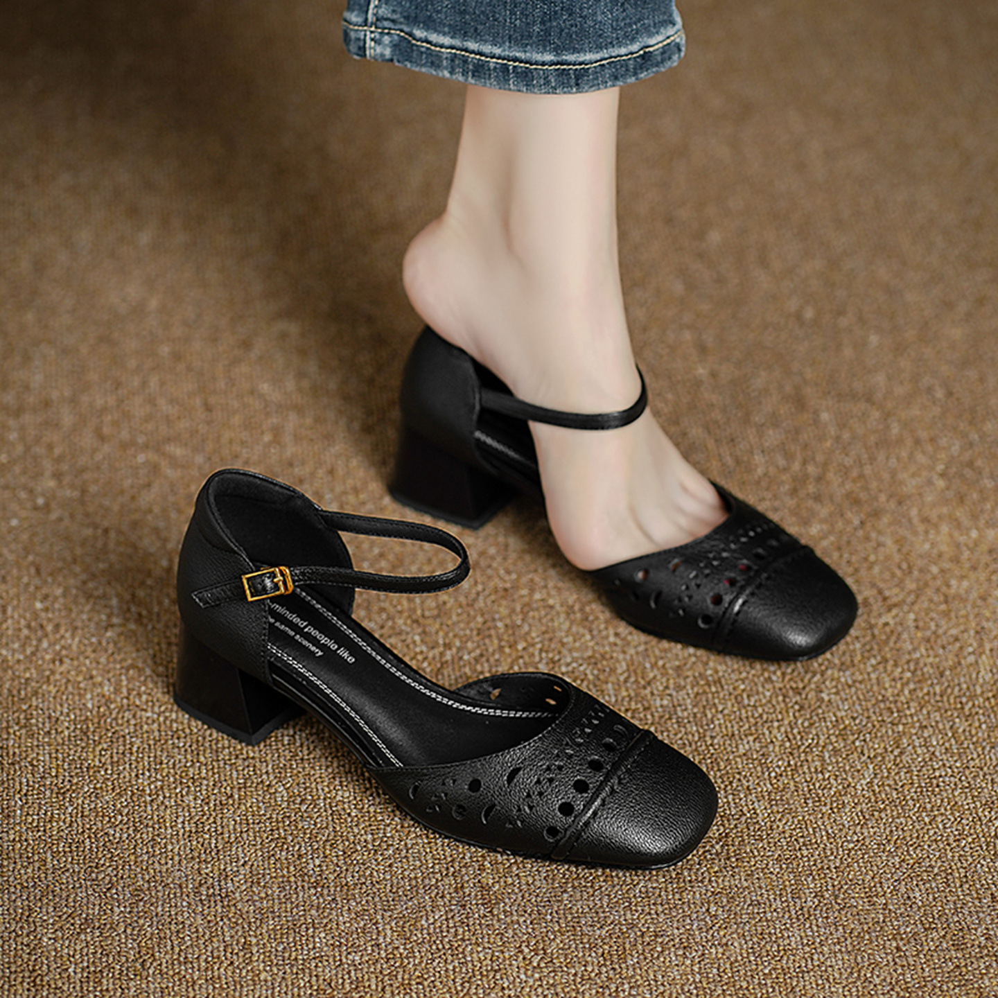Sandal nữ da dê chạm trổ hoa văn, gót vuông 4,5 cm, mũi vuông hở — đen