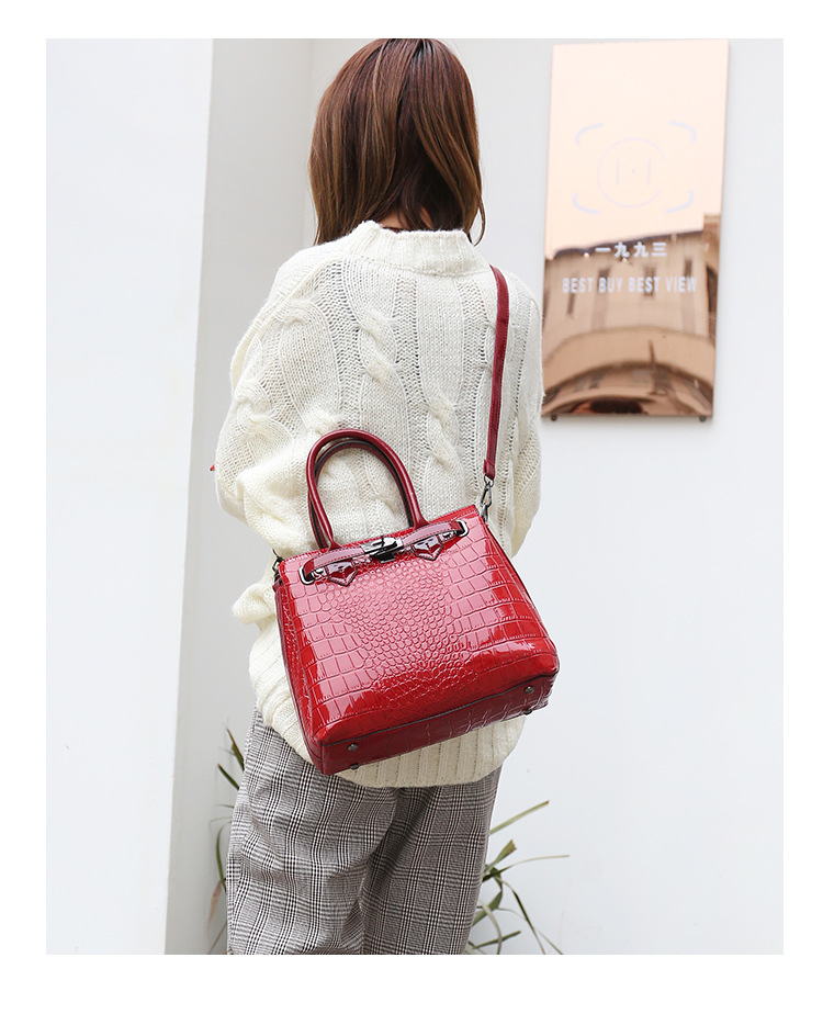 Women's Medium Autumn Pu Leather Solid Color Vintage Style Square Lock Clasp Tote Bag display picture 5