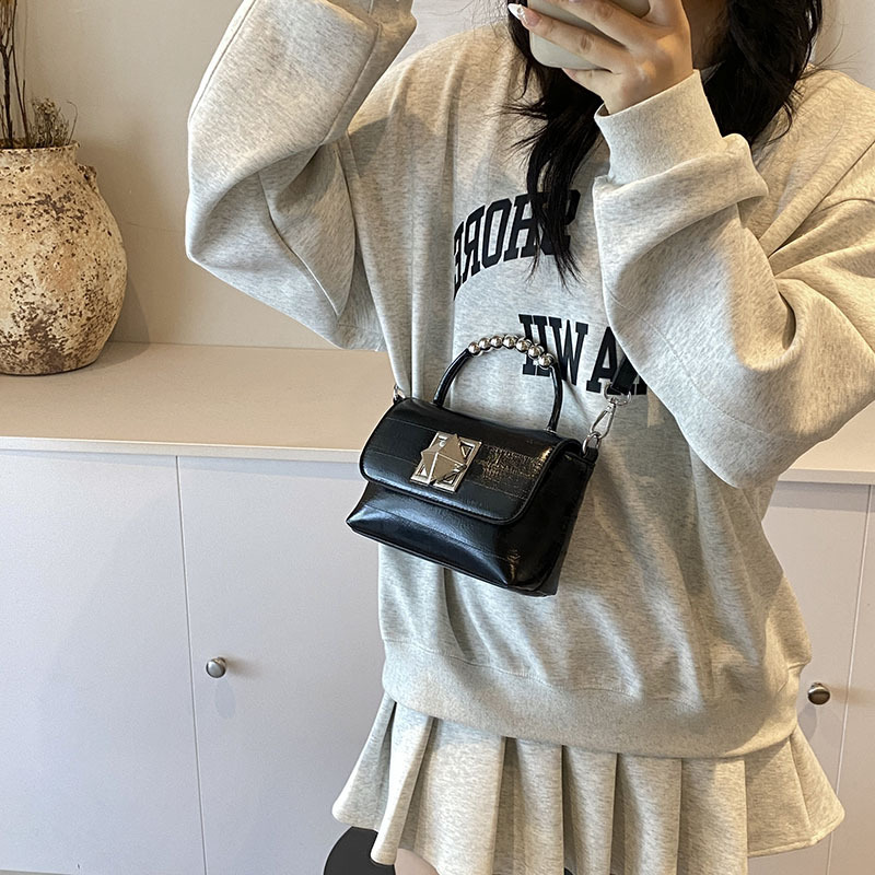 Bolso de mano caliente de verano 2024, nuevo bolso de mujer, bolso pequeño de moda coreano, bolso de mochila casual universal.