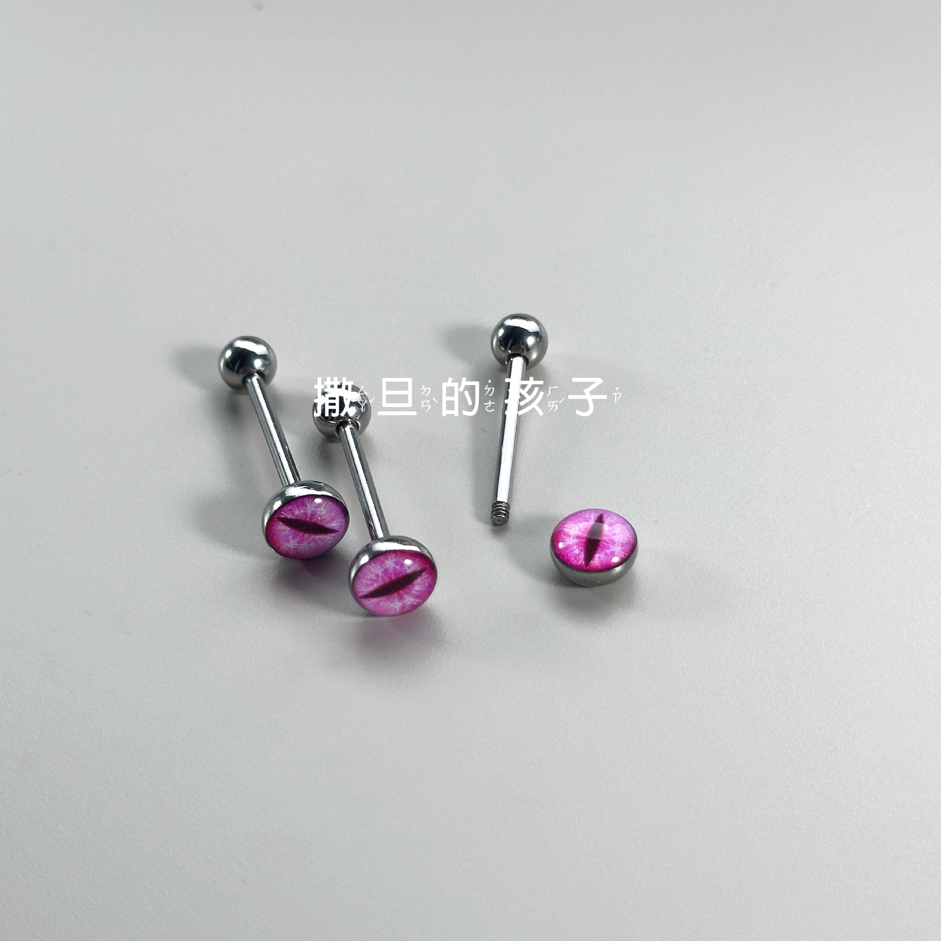 16G labret stud size and finish detail