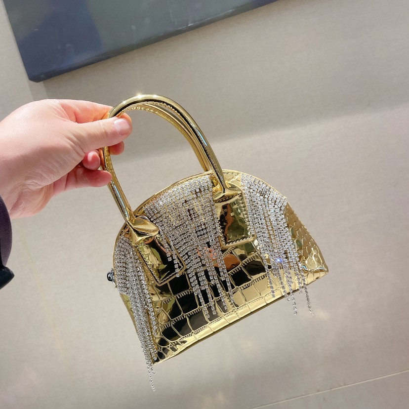 Schoudertas in schelpvorm met strass en kwastjes voor dames_voghion.com