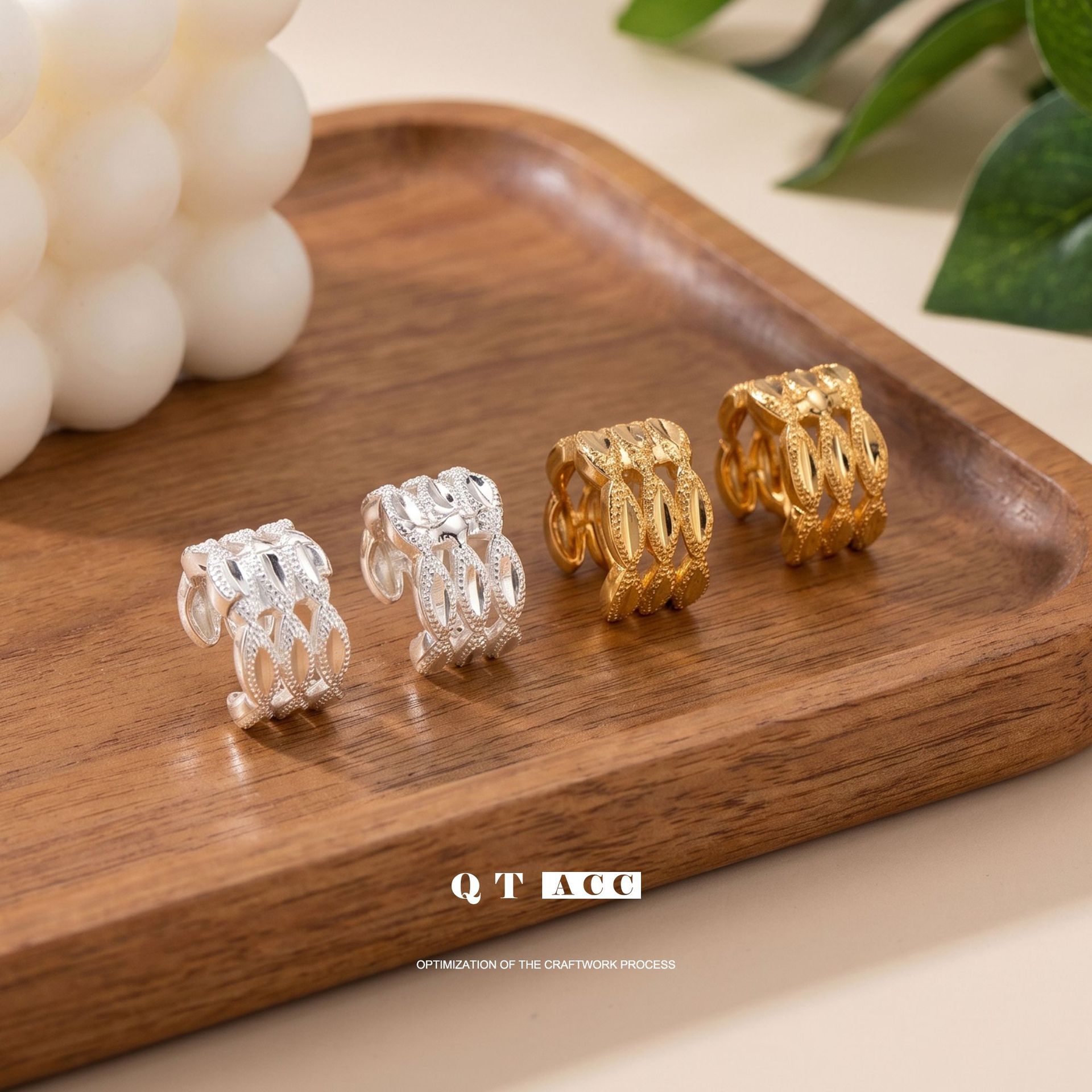 Mayorista de moda ligera y lujosa alta sensación de bucles de orejas huecadas simple universal de viaje tres líneas de aretes de moda geométrica