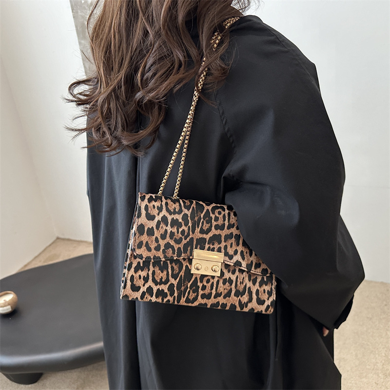 Bolso bandolera retro bolso de cadena de estilo occidental bolso personalizado femenino 2024 otoño e invierno diseño de nicho tendencia pequeño bolso cuadrado